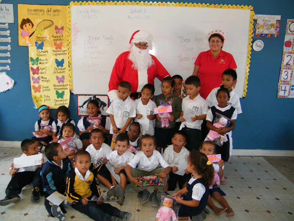 San Pedro Town Council give gifts to the kids of San Pedro (14)