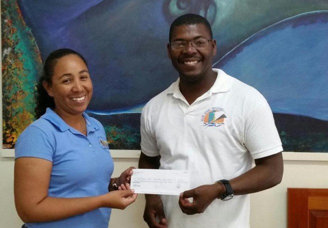 18-Everette-Anderson-receiving-donation-for-Kids-in-Action-summmer-camp-fb-pic