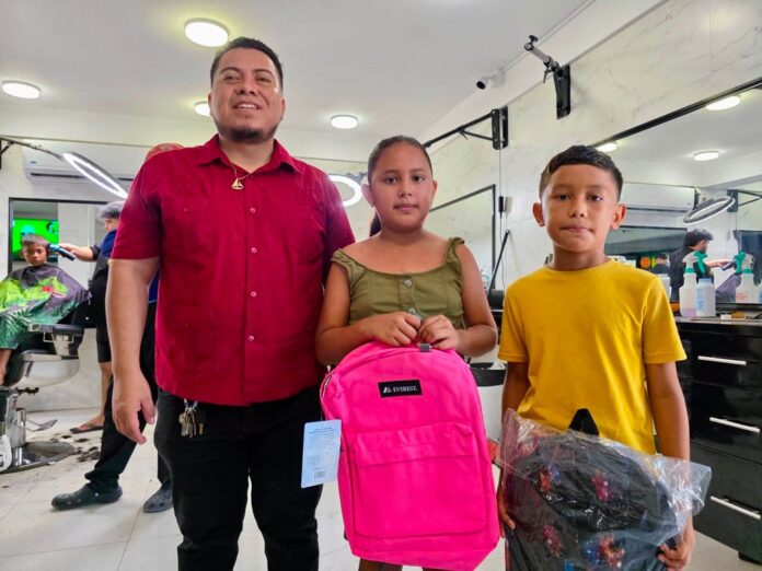 Senator Zetina Supports Students with School Bags and Free Haircuts (6)